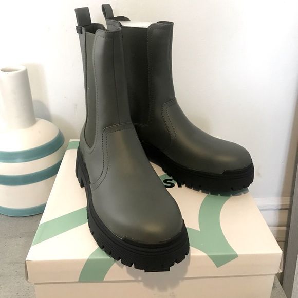 Shoes - Lug sole Chelsea